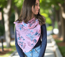 Naložite sliko v pregledovalnik galerije, ženski šal poletni šali rožice modni sal rože sali prehodni sal cvetlice bombaž bombaz svila ženski šali moda udoben šal mehek sal jesenski šal ženski šal rožice modni šal šal občutljiva koža