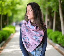 Naložite sliko v pregledovalnik galerije, ženski šal poletni šali rožice modni sal rože sali prehodni sal cvetlice bombaž bombaz svila ženski šali moda udoben šal mehek sal jesenski šal ženski šal rožice modni šal šal občutljiva koža