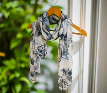 Naložite sliko v pregledovalnik galerije, ženski šal poletni šali rožice modni sal rože sali prehodni sal cvetlice bombaž bombaz svila ženski šali moda udoben šal mehek sal jesenski šal ženski šal rožice modni šal šal občutljiva koža