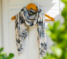 Naložite sliko v pregledovalnik galerije, ženski šal poletni šali rožice modni sal rože sali prehodni sal cvetlice bombaž bombaz svila ženski šali moda udoben šal mehek sal jesenski šal ženski šal rožice modni šal šal občutljiva koža