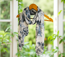 Naložite sliko v pregledovalnik galerije, ženski šal poletni šali rožice modni sal rože sali prehodni sal cvetlice bombaž bombaz svila ženski šali moda udoben šal mehek sal jesenski šal ženski šal rožice modni šal šal občutljiva koža