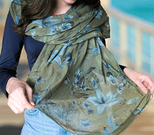 Naložite sliko v pregledovalnik galerije, ženski šal poletni šali rožice modni sal rože sali prehodni sal cvetlice bombaž bombaz svila ženski šali moda udoben šal mehek sal jesenski šal ženski šal rožice modni šal šal občutljiva koža