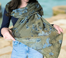 Naložite sliko v pregledovalnik galerije, ženski šal poletni šali rožice modni sal rože sali prehodni sal cvetlice bombaž bombaz svila ženski šali moda udoben šal mehek sal jesenski šal ženski šal rožice modni šal šal občutljiva koža