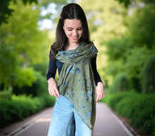 Naložite sliko v pregledovalnik galerije, ženski šal poletni šali rožice modni sal rože sali prehodni sal cvetlice bombaž bombaz svila ženski šali moda udoben šal mehek sal jesenski šal ženski šal rožice modni šal šal občutljiva koža