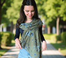 Naložite sliko v pregledovalnik galerije, ženski šal poletni šali rožice modni sal rože sali prehodni sal cvetlice bombaž bombaz svila ženski šali moda udoben šal mehek sal jesenski šal ženski šal rožice modni šal šal občutljiva koža