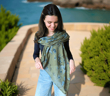 Naložite sliko v pregledovalnik galerije, ženski šal poletni šali rožice modni sal rože sali prehodni sal cvetlice bombaž bombaz svila ženski šali moda udoben šal mehek sal jesenski šal ženski šal rožice modni šal šal občutljiva koža