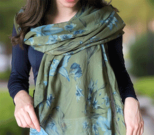 Naložite sliko v pregledovalnik galerije, ženski šal poletni šali rožice modni sal rože sali prehodni sal cvetlice bombaž bombaz svila ženski šali moda udoben šal mehek sal jesenski šal ženski šal rožice modni šal šal občutljiva koža