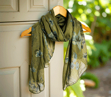 Naložite sliko v pregledovalnik galerije, ženski šal poletni šali rožice modni sal rože sali prehodni sal cvetlice bombaž bombaz svila ženski šali moda udoben šal mehek sal jesenski šal ženski šal rožice modni šal šal občutljiva koža