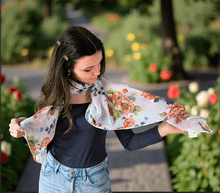 Naložite sliko v pregledovalnik galerije, ženski šal poletni šali rožice modni sal rože sali prehodni sal cvetlice bombaž bombaz svila ženski šali moda udoben šal mehek sal jesenski šal ženski šal rožice modni šal