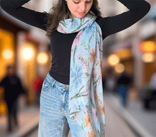 Naložite sliko v pregledovalnik galerije, ženski šal poletni šali rožice modni sal rože sali prehodni sal cvetlice bombaž bombaz svila ženski šali moda udoben šal mehek sal jesenski šal ženski šal rožice modni šal