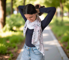 Naložite sliko v pregledovalnik galerije, ženski šal poletni šali rožice modni sal rože sali prehodni sal cvetlice bombaž bombaz svila ženski šali moda udoben šal mehek sal jesenski šal ženski šal rožice modni šal šal občutljiva koža ugodni šali