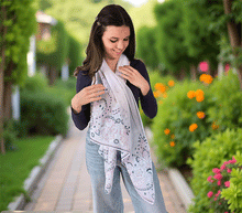 Naložite sliko v pregledovalnik galerije, ženski šal poletni šali rožice modni sal rože sali prehodni sal cvetlice bombaž bombaz svila ženski šali moda udoben šal mehek sal jesenski šal ženski šal rožice modni šal šal občutljiva koža ugodni šali