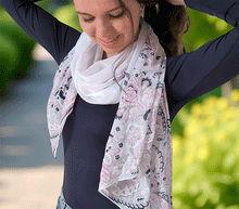 Naložite sliko v pregledovalnik galerije, ženski šal poletni šali rožice modni sal rože sali prehodni sal cvetlice bombaž bombaz svila ženski šali moda udoben šal mehek sal jesenski šal ženski šal rožice modni šal šal občutljiva koža ugodni šali