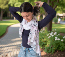 Naložite sliko v pregledovalnik galerije, ženski šal poletni šali rožice modni sal rože sali prehodni sal cvetlice bombaž bombaz svila ženski šali moda udoben šal mehek sal jesenski šal ženski šal rožice modni šal šal občutljiva koža ugodni šali