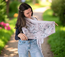 Naložite sliko v pregledovalnik galerije, ženski šal poletni šali rožice modni sal rože sali prehodni sal cvetlice bombaž bombaz svila ženski šali moda udoben šal mehek sal jesenski šal ženski šal rožice modni šal šal občutljiva koža ugodni šali