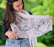 Naložite sliko v pregledovalnik galerije, ženski šal poletni šali rožice modni sal rože sali prehodni sal cvetlice bombaž bombaz svila ženski šali moda udoben šal mehek sal jesenski šal ženski šal rožice modni šal šal občutljiva koža ugodni šali