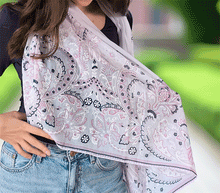 Naložite sliko v pregledovalnik galerije, ženski šal poletni šali rožice modni sal rože sali prehodni sal cvetlice bombaž bombaz svila ženski šali moda udoben šal mehek sal jesenski šal ženski šal rožice modni šal šal občutljiva koža ugodni šali