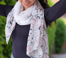 Naložite sliko v pregledovalnik galerije, ženski šal poletni šali rožice modni sal rože sali prehodni sal cvetlice bombaž bombaz svila ženski šali moda udoben šal mehek sal jesenski šal ženski šal rožice modni šal šal občutljiva koža ugodni šali