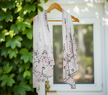 Naložite sliko v pregledovalnik galerije, ženski šal poletni šali rožice modni sal rože sali prehodni sal cvetlice bombaž bombaz svila ženski šali moda udoben šal mehek sal jesenski šal ženski šal rožice modni šal šal občutljiva koža ugodni šali