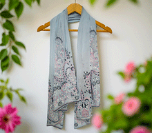 Naložite sliko v pregledovalnik galerije, ženski šal poletni šali rožice modni sal rože sali prehodni sal cvetlice bombaž bombaz svila ženski šali moda udoben šal mehek sal jesenski šal ženski šal rožice modni šal šal občutljiva koža ugodni šali