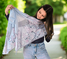 Naložite sliko v pregledovalnik galerije, ženski šal poletni šali rožice modni sal rože sali prehodni sal cvetlice bombaž bombaz svila ženski šali moda udoben šal mehek sal jesenski šal ženski šal rožice modni šal šal občutljiva koža ugodni šali