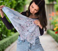 Naložite sliko v pregledovalnik galerije, ženski šal poletni šali rožice modni sal rože sali prehodni sal cvetlice bombaž bombaz svila ženski šali moda udoben šal mehek sal jesenski šal ženski šal rožice modni šal šal občutljiva koža ugodni šali