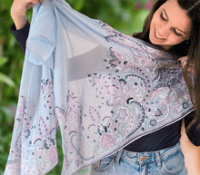 Naložite sliko v pregledovalnik galerije, ženski šal poletni šali rožice modni sal rože sali prehodni sal cvetlice bombaž bombaz svila ženski šali moda udoben šal mehek sal jesenski šal ženski šal rožice modni šal šal občutljiva koža ugodni šali