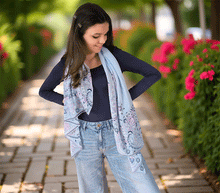 Naložite sliko v pregledovalnik galerije, ženski šal poletni šali rožice modni sal rože sali prehodni sal cvetlice bombaž bombaz svila ženski šali moda udoben šal mehek sal jesenski šal ženski šal rožice modni šal šal občutljiva koža ugodni šali