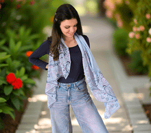 Naložite sliko v pregledovalnik galerije, ženski šal poletni šali rožice modni sal rože sali prehodni sal cvetlice bombaž bombaz svila ženski šali moda udoben šal mehek sal jesenski šal ženski šal rožice modni šal šal občutljiva koža ugodni šali