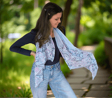 Naložite sliko v pregledovalnik galerije, ženski šal poletni šali rožice modni sal rože sali prehodni sal cvetlice bombaž bombaz svila ženski šali moda udoben šal mehek sal jesenski šal ženski šal rožice modni šal šal občutljiva koža ugodni šali