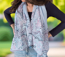 Naložite sliko v pregledovalnik galerije, ženski šal poletni šali rožice modni sal rože sali prehodni sal cvetlice bombaž bombaz svila ženski šali moda udoben šal mehek sal jesenski šal ženski šal rožice modni šal šal občutljiva koža ugodni šali