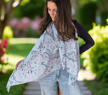 Naložite sliko v pregledovalnik galerije, ženski šal poletni šali rožice modni sal rože sali prehodni sal cvetlice bombaž bombaz svila ženski šali moda udoben šal mehek sal jesenski šal ženski šal rožice modni šal šal občutljiva koža ugodni šali