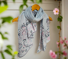 Naložite sliko v pregledovalnik galerije, ženski šal poletni šali rožice modni sal rože sali prehodni sal cvetlice bombaž bombaz svila ženski šali moda udoben šal mehek sal jesenski šal ženski šal rožice modni šal šal občutljiva koža ugodni šali