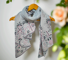 Naložite sliko v pregledovalnik galerije, ženski šal poletni šali rožice modni sal rože sali prehodni sal cvetlice bombaž bombaz svila ženski šali moda udoben šal mehek sal jesenski šal ženski šal rožice modni šal šal občutljiva koža ugodni šali