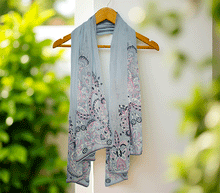 Naložite sliko v pregledovalnik galerije, ženski šal poletni šali rožice modni sal rože sali prehodni sal cvetlice bombaž bombaz svila ženski šali moda udoben šal mehek sal jesenski šal ženski šal rožice modni šal šal občutljiva koža ugodni šali