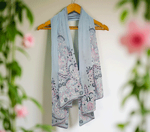 Naložite sliko v pregledovalnik galerije, ženski šal poletni šali rožice modni sal rože sali prehodni sal cvetlice bombaž bombaz svila ženski šali moda udoben šal mehek sal jesenski šal ženski šal rožice modni šal šal občutljiva koža ugodni šali