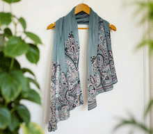 Naložite sliko v pregledovalnik galerije, ženski šal poletni šali rožice modni sal rože sali prehodni sal cvetlice bombaž bombaz svila ženski šali moda udoben šal mehek sal jesenski šal ženski šal rožice modni šal šal občutljiva koža ugodni šali