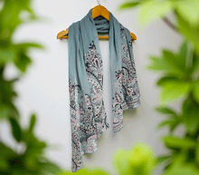 Naložite sliko v pregledovalnik galerije, ženski šal poletni šali rožice modni sal rože sali prehodni sal cvetlice bombaž bombaz svila ženski šali moda udoben šal mehek sal jesenski šal ženski šal rožice modni šal šal občutljiva koža ugodni šali