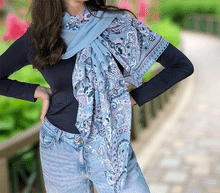 Naložite sliko v pregledovalnik galerije, ženski šal poletni šali rožice modni sal rože sali prehodni sal cvetlice bombaž bombaz svila ženski šali moda udoben šal mehek sal jesenski šal ženski šal rožice modni šal šal občutljiva koža ugodni šali