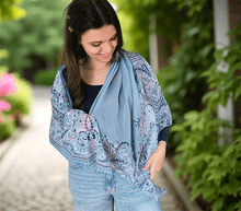 Naložite sliko v pregledovalnik galerije, ženski šal poletni šali rožice modni sal rože sali prehodni sal cvetlice bombaž bombaz svila ženski šali moda udoben šal mehek sal jesenski šal ženski šal rožice modni šal šal občutljiva koža ugodni šali