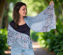 Naložite sliko v pregledovalnik galerije, ženski šal poletni šali rožice modni sal rože sali prehodni sal cvetlice bombaž bombaz svila ženski šali moda udoben šal mehek sal jesenski šal ženski šal rožice modni šal šal občutljiva koža ugodni šali