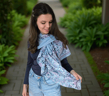 Naložite sliko v pregledovalnik galerije, ženski šal poletni šali rožice modni sal rože sali prehodni sal cvetlice bombaž bombaz svila ženski šali moda udoben šal mehek sal jesenski šal ženski šal rožice modni šal šal občutljiva koža ugodni šali