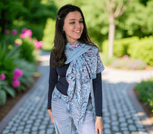 Naložite sliko v pregledovalnik galerije, ženski šal poletni šali rožice modni sal rože sali prehodni sal cvetlice bombaž bombaz svila ženski šali moda udoben šal mehek sal jesenski šal ženski šal rožice modni šal šal občutljiva koža ugodni šali