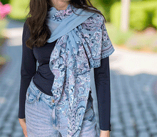 Naložite sliko v pregledovalnik galerije, ženski šal poletni šali rožice modni sal rože sali prehodni sal cvetlice bombaž bombaz svila ženski šali moda udoben šal mehek sal jesenski šal ženski šal rožice modni šal šal občutljiva koža ugodni šali