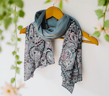 Naložite sliko v pregledovalnik galerije, ženski šal poletni šali rožice modni sal rože sali prehodni sal cvetlice bombaž bombaz svila ženski šali moda udoben šal mehek sal jesenski šal ženski šal rožice modni šal šal občutljiva koža ugodni šali