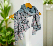 Naložite sliko v pregledovalnik galerije, ženski šal poletni šali rožice modni sal rože sali prehodni sal cvetlice bombaž bombaz svila ženski šali moda udoben šal mehek sal jesenski šal ženski šal rožice modni šal šal občutljiva koža ugodni šali