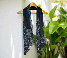 Naložite sliko v pregledovalnik galerije, ženski šal poletni šali rožice modni sal rože sali prehodni sal cvetlice bombaž bombaz svila ženski šali moda udoben šal mehek sal jesenski šal ženski šal rožice modni šal šal občutljiva koža ugodni šali