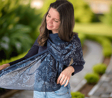 Naložite sliko v pregledovalnik galerije, ženski šal poletni šali rožice modni sal rože sali prehodni sal cvetlice bombaž bombaz svila ženski šali moda udoben šal mehek sal jesenski šal ženski šal rožice modni šal šal občutljiva koža ugodni šali