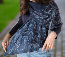 Naložite sliko v pregledovalnik galerije, ženski šal poletni šali rožice modni sal rože sali prehodni sal cvetlice bombaž bombaz svila ženski šali moda udoben šal mehek sal jesenski šal ženski šal rožice modni šal šal občutljiva koža ugodni šali