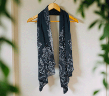 Naložite sliko v pregledovalnik galerije, ženski šal poletni šali rožice modni sal rože sali prehodni sal cvetlice bombaž bombaz svila ženski šali moda udoben šal mehek sal jesenski šal ženski šal rožice modni šal šal občutljiva koža ugodni šali